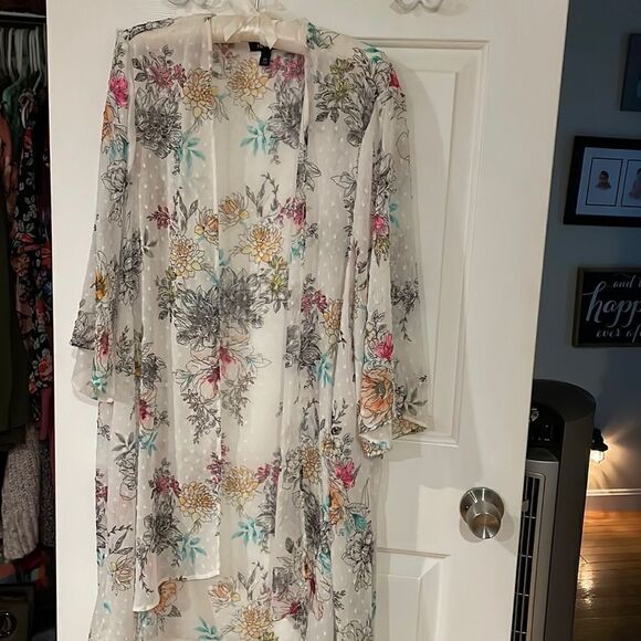 Torrid Flowery Swiss Dot Kimono 🌻 - Picture 3 of 10